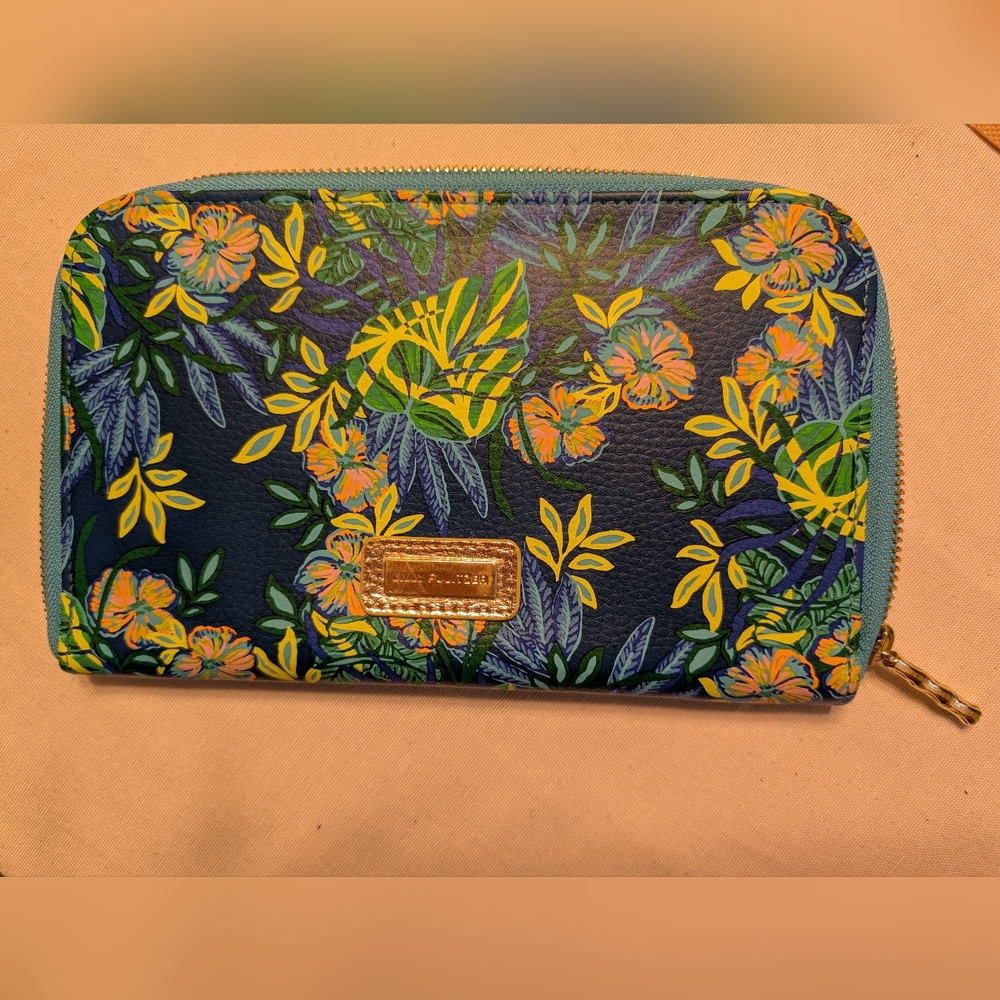 Lilly Pulitzer The Hottest Spot Navy Passport Travel Wallet